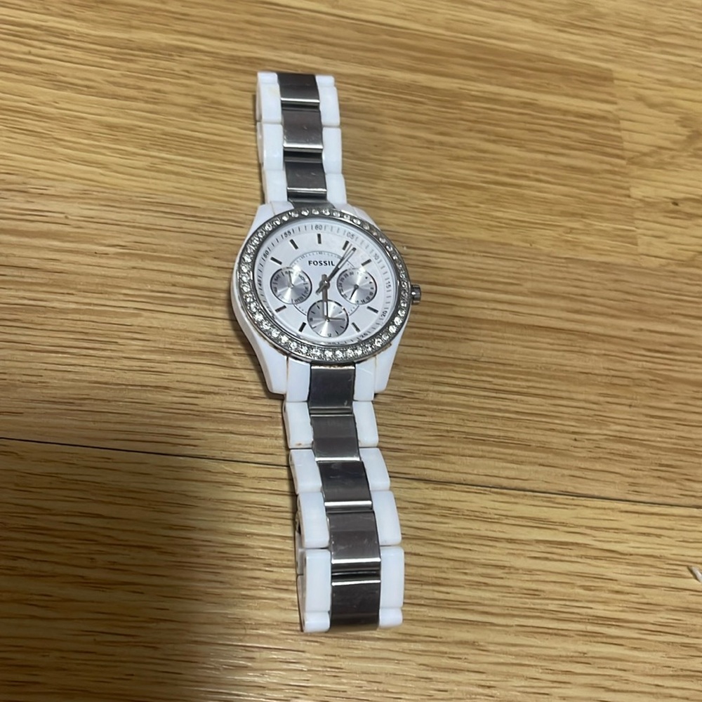 FOSSIL WATCH WHITE WITH SILVER RHINESTONES AMD SILVER IN THE BAND